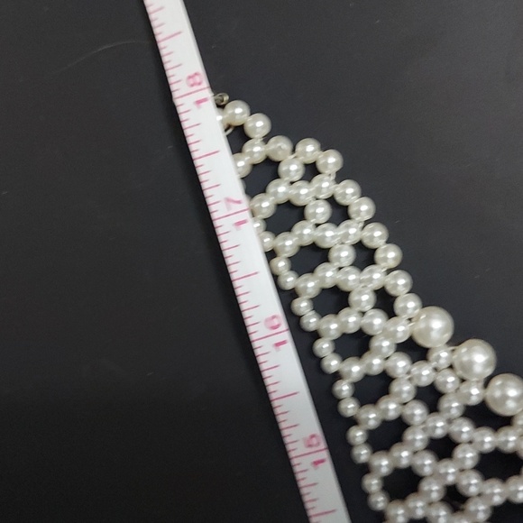 Faux Pearl Collar - Picture 3 of 4